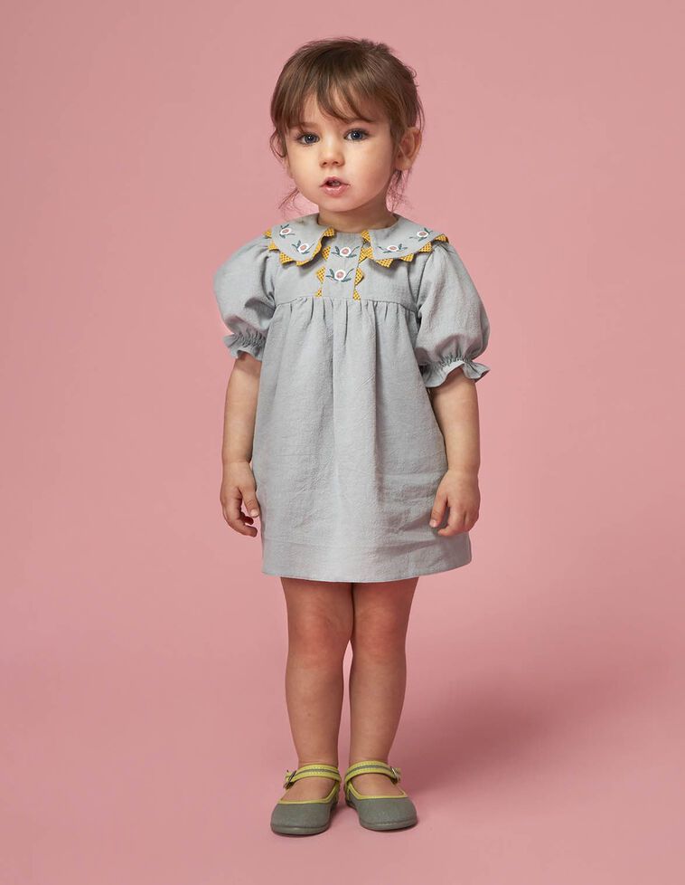 Vestido con cuellos pico bordados azul