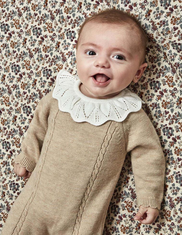 Pelele con lana de ochos y cuello volante marrón claro