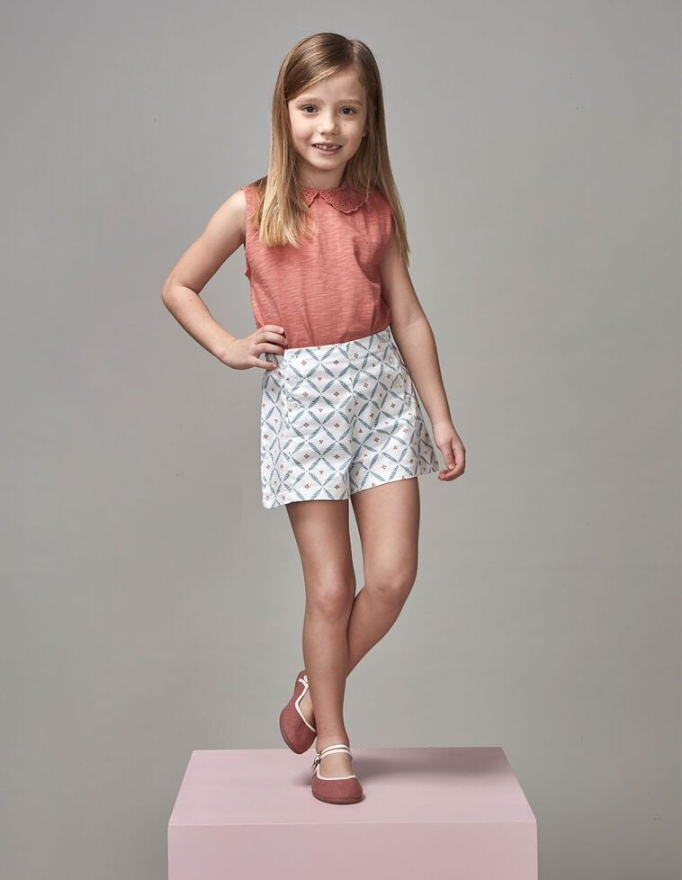pantalón corto con estampado de ramitas blanco