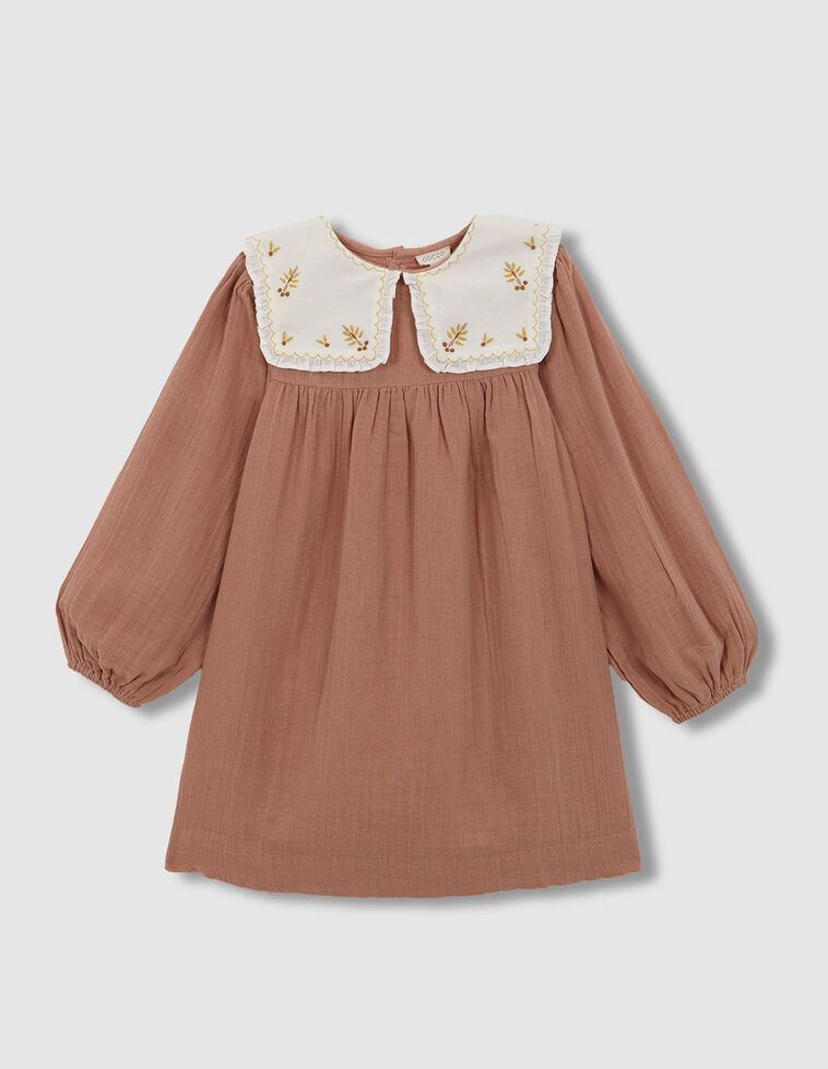 Vestido rosa con bordados en el cuello