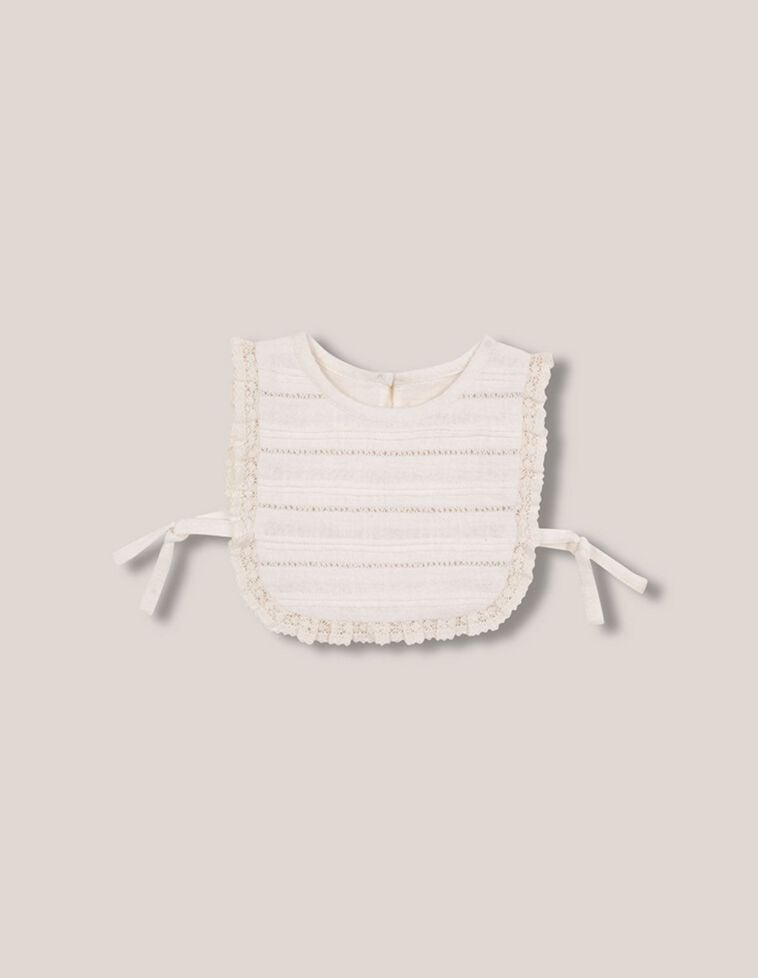 Babero con tiras bordadas blanco Babero con tiras bordadas blanco