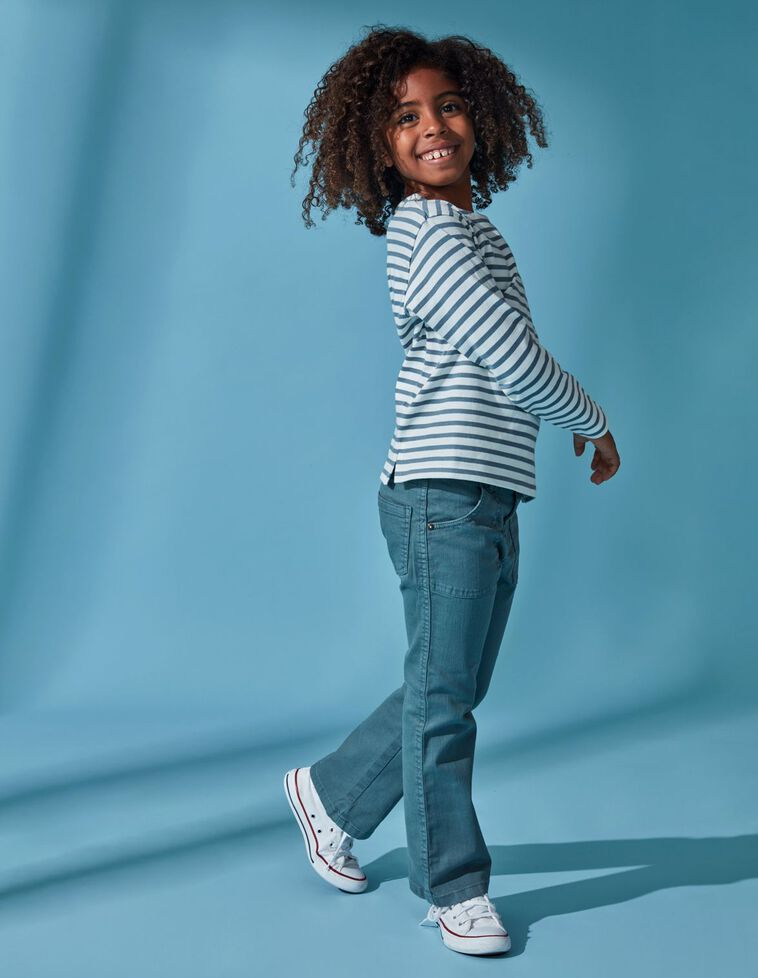 Jeans flare con bolsillos plastón