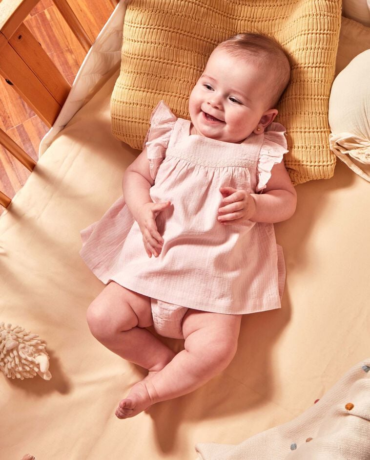 Vestido con bordados rosa