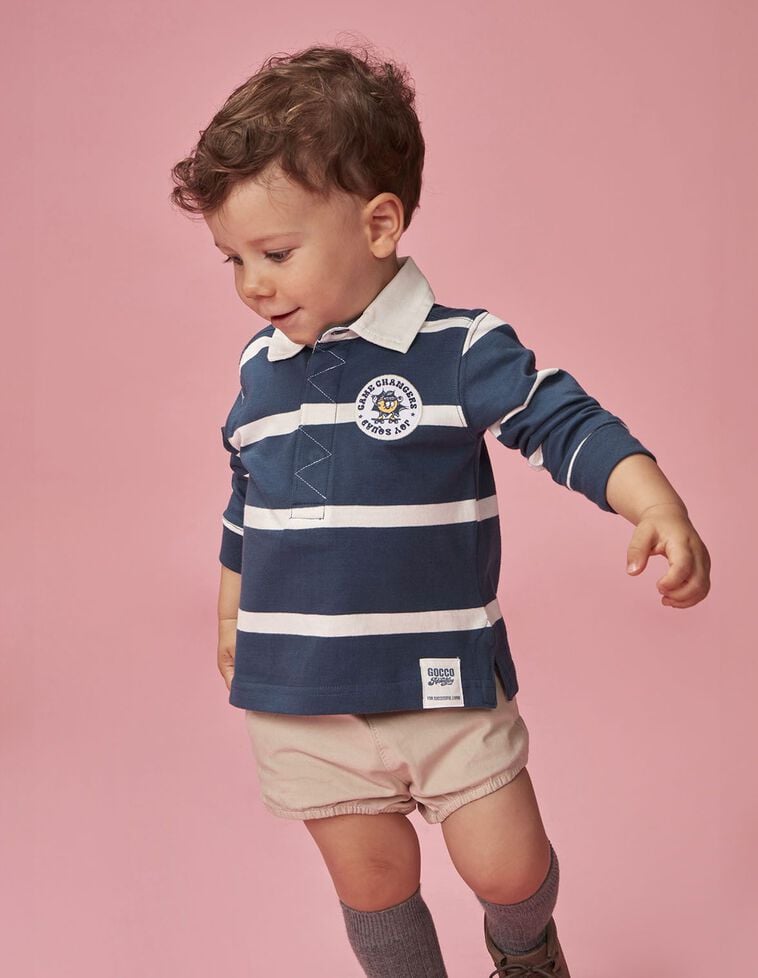 Polo de rayas con parche gráfico azul