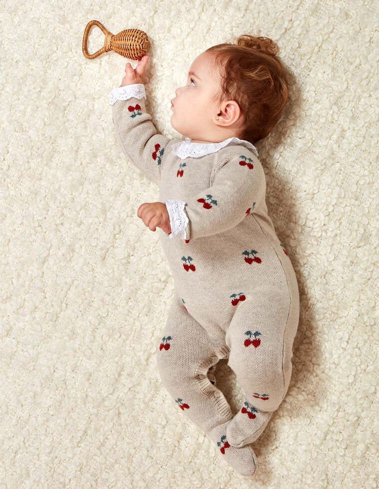 Pelele bordado con lana piedra