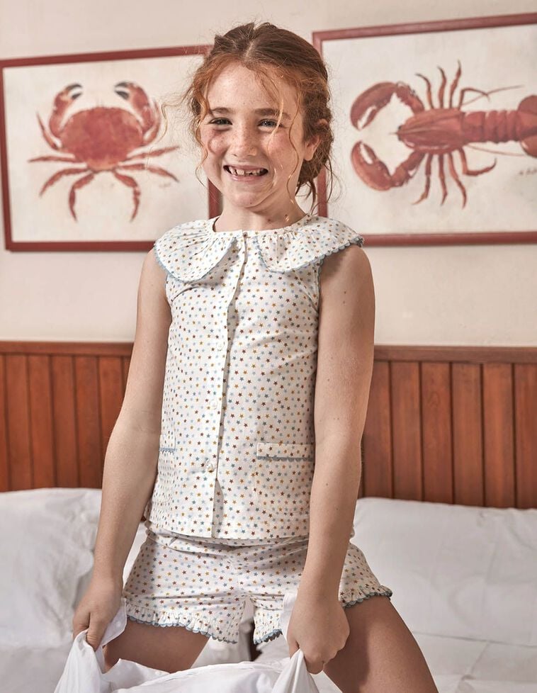 Pijama corto con estrellas multicolor blanco