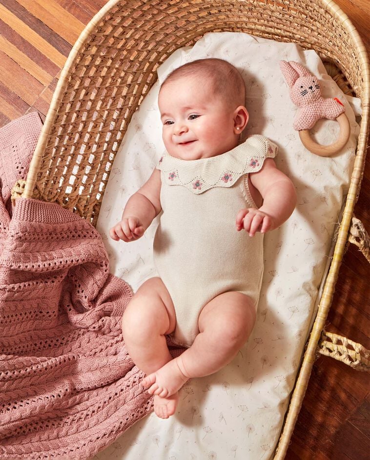 Ranita con bordado blanco