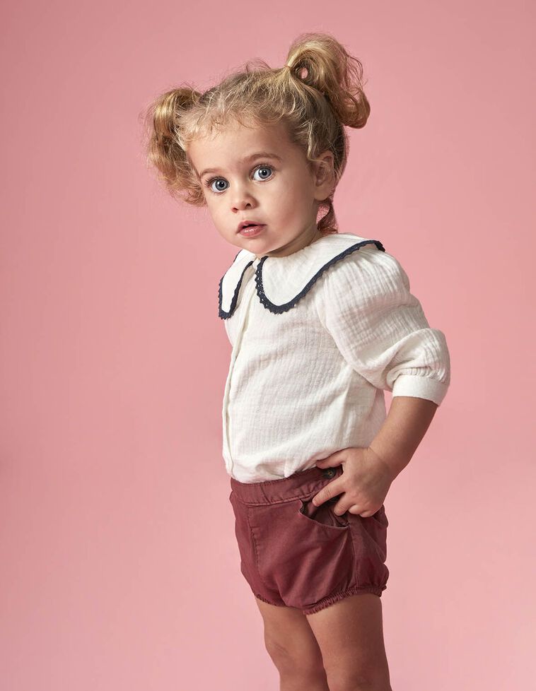 Blusa cuello grande con vivos en contras blanco