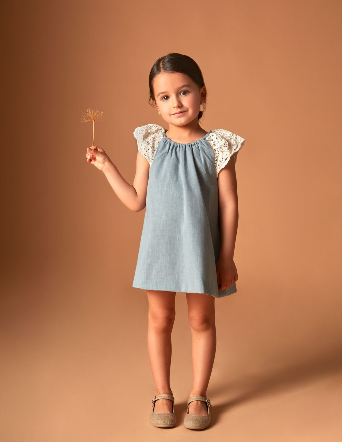 Vestidos de tira hotsell bordada para niña