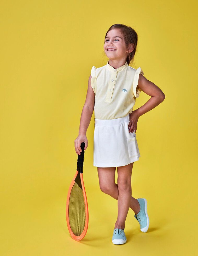 Polo de pique con volante en el cuello y sisas amarillo