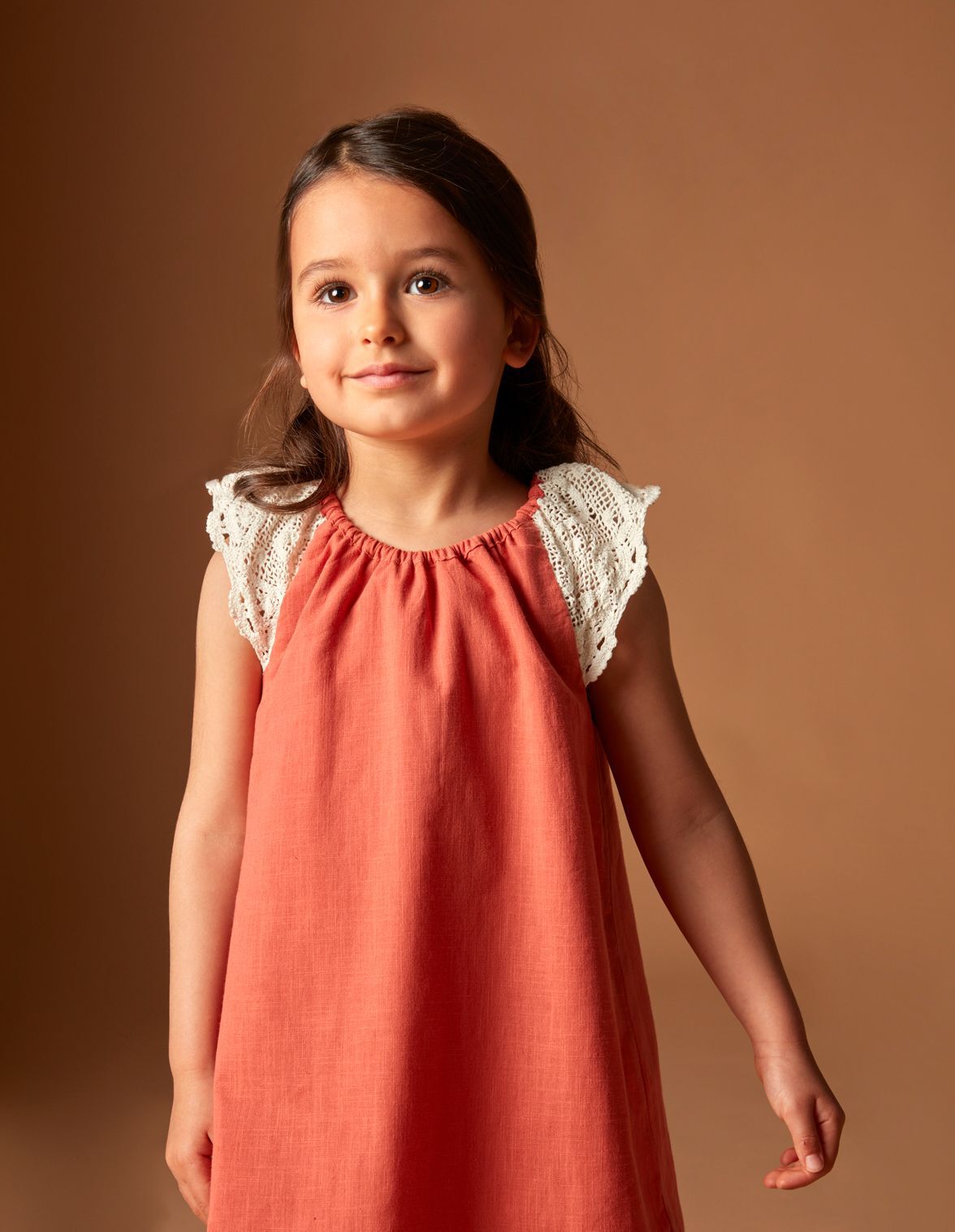 Vestido con tira bordada en manga coral de nina Gocco