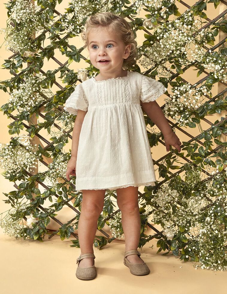Vestido con jaretas y tiras bordadas blanco