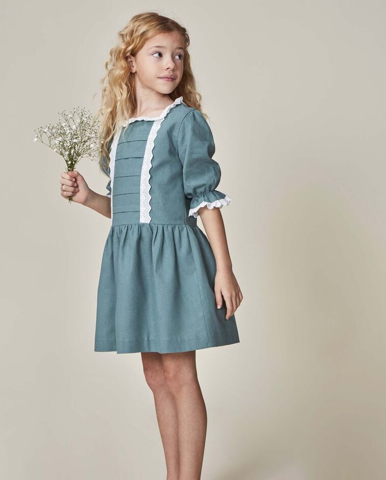 Vestido de lino con tiras bordadas verde