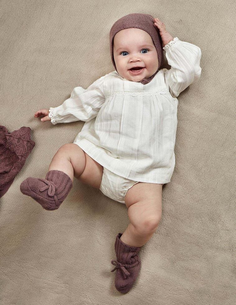 Vestido de manga larga con jaretas y cinta bordada blanco