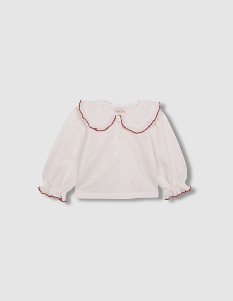 Camiseta con cuello blanco