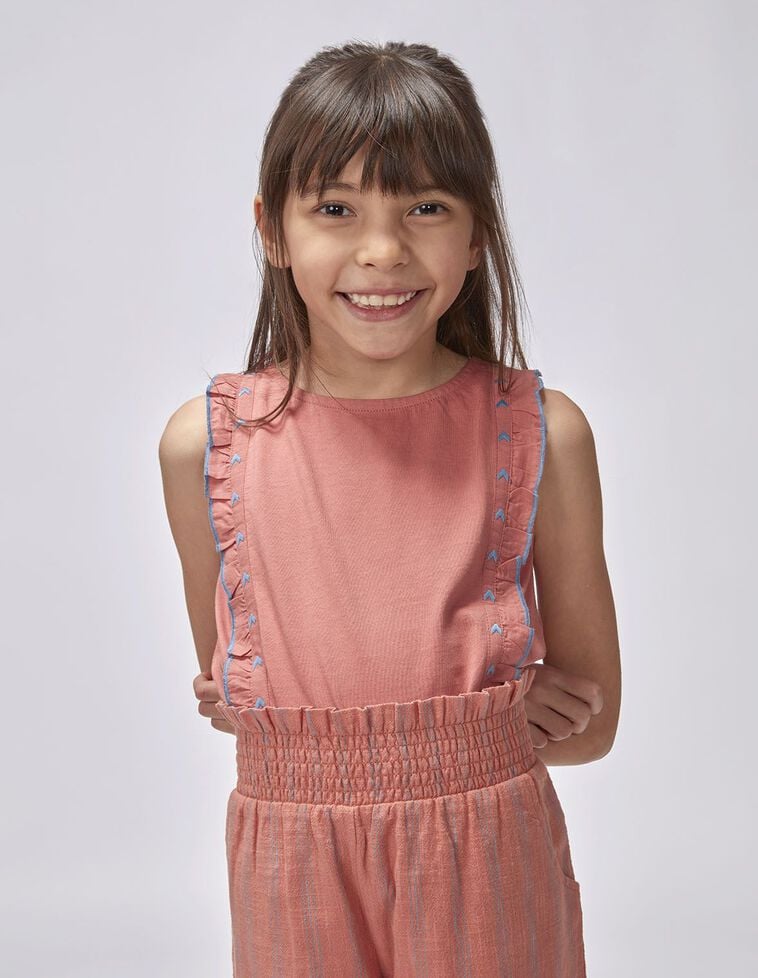 Camiseta con volante y bordado rosa