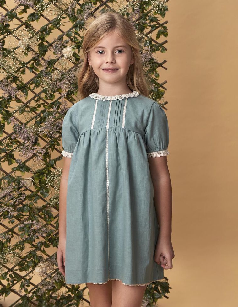 Vestido con lino y  tiras bordadas verde