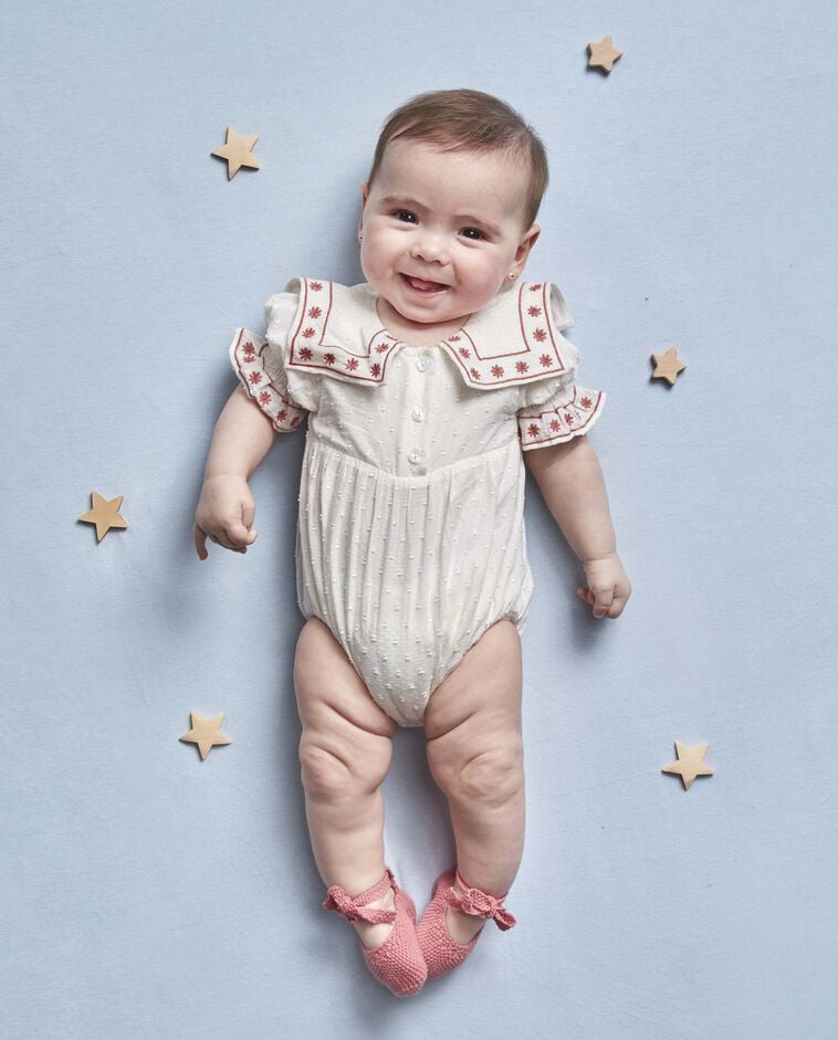 Ranita con bordados a contraste blanco