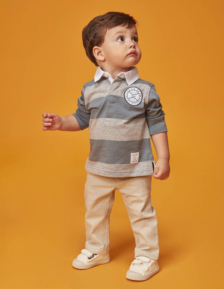 Polo gris de rayas con parche