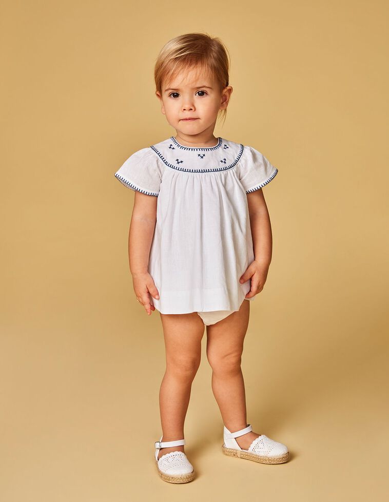 Vestido blanco con bordados en color azul